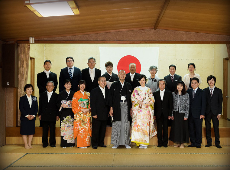 
新郎新婦それぞれのご親族に囲まれてゆったりとした時間を楽しむ、温かな雰囲気が伝わってくるようなアルバムとなりました。9頁目：結婚式アルバム