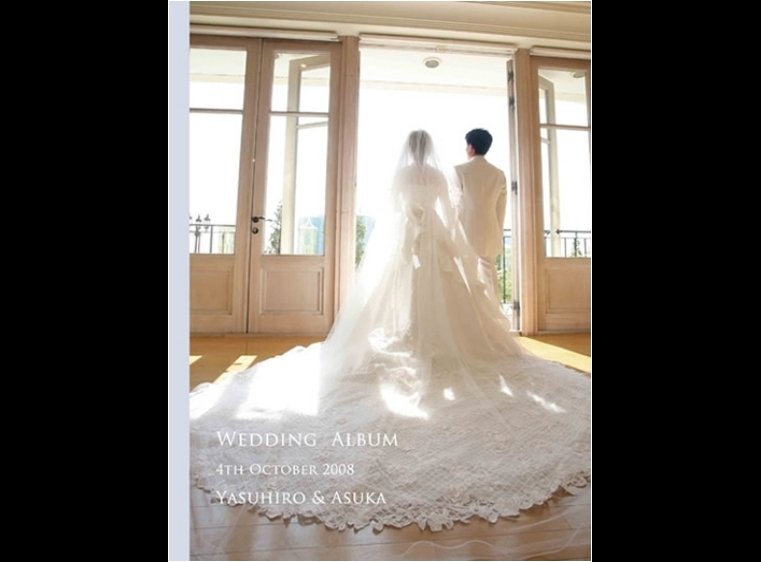 レースのトレーンの美しさが際立つ後ろ姿の写真を表紙に選ばれました。1頁目：結婚式アルバム