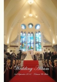 チャペルでの結婚式、神聖な空気感が伝わるような表紙のアルバムです