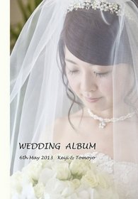 HAPPY WEDDING の文字が集合写真を鮮やかに彩ります。