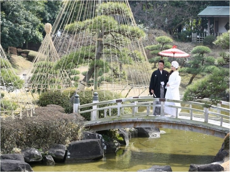 鮮やかな唐傘や緑豊かな自然の中で、白と黒の衣装ながら華やかなお二人の姿が引き立つアルバムとなりました。7頁目：結婚式アルバム