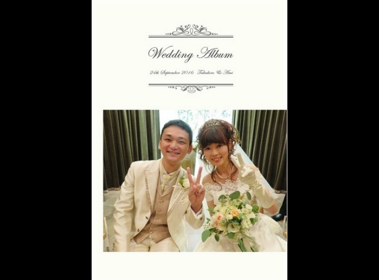 木漏れ日のような優しい光に包まれたチャペルで挙式がはじまります。1頁目：結婚式アルバム